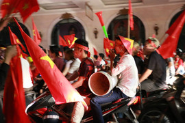 Những cách ăn mừng không giống ai của CĐV khắp 3 miền sau chiến thắng lịch sử của Olympic Việt Nam