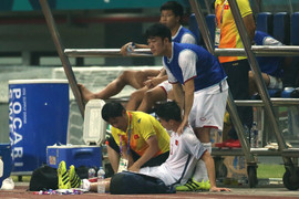 Video: Đồng đội dìu Duy Mạnh lên xe, Văn Hoàng 'đốn tim' tình nguyện viên Indonesia