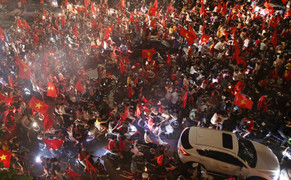 Video: Hà Nội đêm không ngủ mừng chiến thắng lịch sử của Olympic Việt Nam