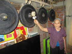 Bà nội thủ môn Bùi Tiến Dũng đánh chiêng 'làm vía lấy may' cổ vũ đội tuyển Olympic Việt Nam