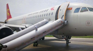 Máy bay Trung Quốc chở 166 người hạ cánh khẩn cấp khi mất hai bánh