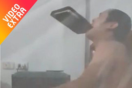 Ông bố bế con ngủ, ngậm cuốn sổ để không hét khi xem Olympic Việt Nam