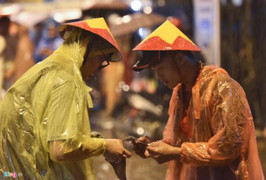 Đội mưa cổ vũ chiến thắng của đội tuyển Olympic Việt Nam, làm sao để không bị cảm lạnh