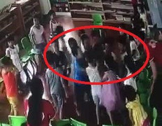 Phẫn nộ clip cô giáo mầm non cho cả chục bé lao vào đánh một bạn trong lớp