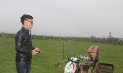 Chàng bác sĩ tương lai sáng chế chiếc máy cày điều khiển từ xa