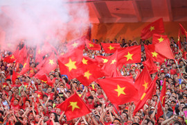 Video: Olympic Việt Nam thua cuộc, CĐV Hà Nội vẫn ăn mừng nhiệt tình trong cơn mưa tầm tã