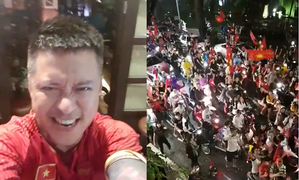 Tuấn Hưng ra ban công nhà, hát 'Tôi yêu bóng đá' với hàng trăm cổ động viên Việt Nam