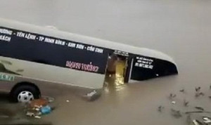 Clip: Xe khách lao xuống sông, hành khách hoảng loạn cuống cuồng bơi vào bờ