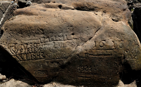 Phát hiện hòn đá cổ với dòng chữ cảnh báo tương lai châu Âu từ 400 năm trước