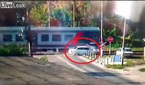 Clip: Lao qua đường ray bị tàu hỏa đâm, tài xế ô tô con chết thảm