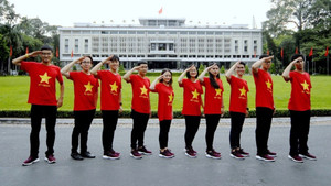 Ấn tượng bộ ảnh ‘Quốc kỳ ôm trọn Việt Nam’ của đoàn đại biểu SSEAYP