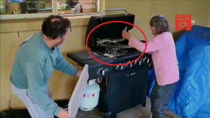 Clip: Cụ bà 81 tuổi tay không bắt 2 con trăn trong lò nướng