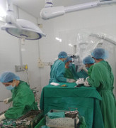 Phẫu thuật khối u tủy sống hiếm gặp, cứu người đàn ông thoát khỏi bại liệt toàn thân