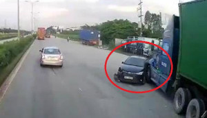 Clip: Container đâm ô tô con xoay ngang giữa đường như phim hành động