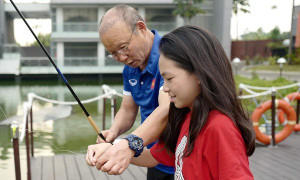 Cư dân mạng thích thú với cô bé được HLV Park Hang Seo dạy câu cá