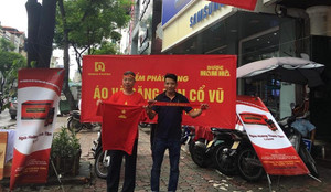 Chủ doanh nghiệp xuống đường tặng 5.000 áo sao vàng cổ vũ Olympic Việt Nam