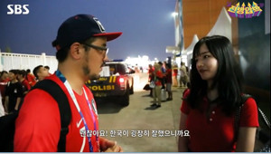 Nữ cổ động viên Việt Nam gây sốt khi trả lời phỏng vấn đài Hàn Quốc