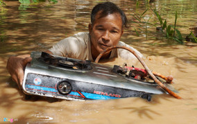 Thanh Hóa: Nước lũ lên ầm ầm, cả xóm tháo chạy không kịp mang theo tài sản