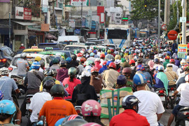 Biển người ken đặc, các cửa ngõ ra vào bến xe miền Đông, TP.HCM tê liệt trước lễ 2/9