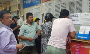 Nhà mạng lớn đồng loạt khuyến mại 50%, dân đổ xô đi mua thẻ nạp cuối ngày