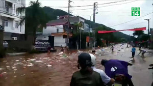 Lũ cuốn phăng hàng trong siêu thị và hành động đẹp của dân Sơn La