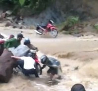 Thót tim cảnh cô giáo mầm non ở Yên Bái vượt dòng lũ chảy xiết