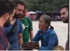 Clip: Cụ bà bán nước 74 tuổi nói được 11 thứ tiếng