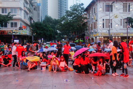 Bất chấp thời tiết thất thường, dân TP.HCM vẫn đội mưa cổ vũ đội tuyển Olympic Việt Nam