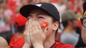 Video: Nhiều nữ CĐV bật khóc nức nở sau khi Olympic Việt Nam thua cuộc