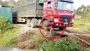 Clip: Bắc ván gỗ cho xe tải đi qua rãnh nước và cái kết đắng
