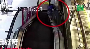 Nghịch ngợm, bé trai 11 tuổi gặp tai nạn kinh hoàng trên thang cuốn