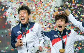 Son Heung-min cầm cờ Hàn Quốc, nhảy sung sướng khi nhận HCV