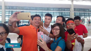 Clip: Fan vây kín, nô nức chụp ảnh với Olympic Việt Nam ở sân bay