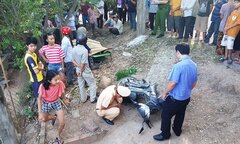 Thi thể nam thanh niên nằm cạnh xe máy bên vệ đường ở Bình Định