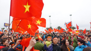 Hàng nghìn CĐV gióng trống phất cờ, hừng hực khí thế đón Olympic Việt Nam