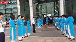 VIDEO trực tiếp: Chuyên cơ chở đoàn thể thao và tuyển Olympic Việt Nam đáp xuống Nội Bài