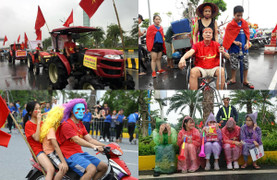 CĐV lái máy cày, đội mưa vây kín sân bay Nội Bài đón những người hùng Olympic Việt Nam trở về