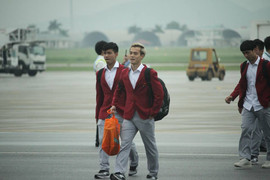 Video: Olympic Việt Nam bước xuống chuyên cơ trong vòng tay người hâm mộ