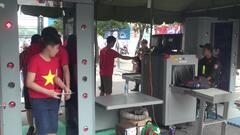 Video: CĐV phải đi qua máy quét để vào SVĐ Mỹ Đình chào đón Olympic VN