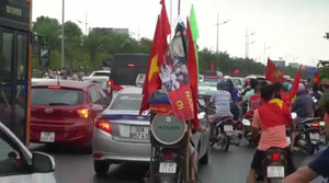 Clip: Dòng người như nêm đi đón Olympic VN, đường vào trung tâm Hà Nội tắc cứng