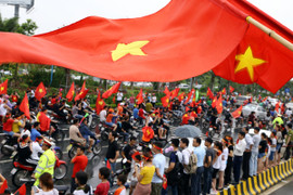 Hàng ngàn người hâm mộ đội mưa đợi Olympic Việt Nam nhưng 'việt vị'