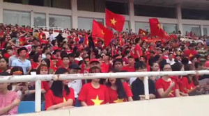 Clip: Hàng nghìn CĐV nhuộm đỏ sân Mỹ Đình, chờ lễ vinh danh Olympic VN
