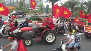 Clip: CĐV lái 4 máy cày 'chất như nước cất' đi đón Olympic Việt Nam