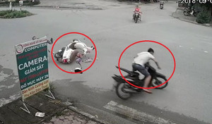 Clip: 2 xe máy sang đường như trong sân nhà, tông nhau văng xa giữa ngã tư