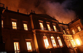 Video, Ảnh: Bảo tàng quốc gia Brazil 200 tuổi chìm trong biển lửa, 20 triệu cổ vật bị thiêu rụi