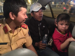 Cảnh sát giao thông ở TP.HCM tìm người thân giúp bé trai 5 tuổi đi lạc