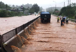 Sau cơn mưa lớn, quốc lộ 1A qua Đồng Nai hỗn loạn