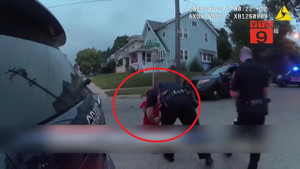 Clip cảnh sát Mỹ chĩa súng, còng tay bé trai 13 tuổi khiến dư luận dậy sóng