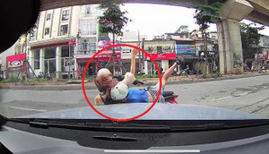 Clip: Mẹ đèo con nhỏ đi ngược chiều, va vào ô tô ngã văng trên phố