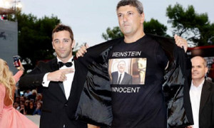 Nam đạo diễn bị chỉ trích vì bênh vực ông trùm Hollywood bị tố cáo tấn công tình dục